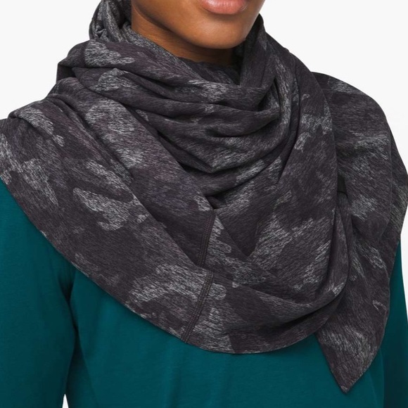 Lululemon vinyasa scarf in rulu camo HRT - Picture 5 of 5
